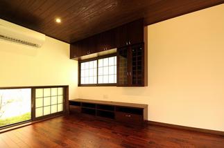 作り付け家具も天然木。窓には和風のインプラスを設置しました