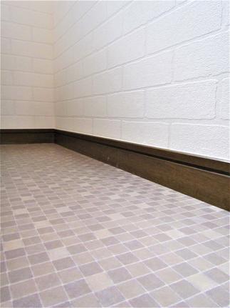 巾木はそのままに、床のCFシートと壁のクロスを貼替