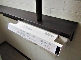 リモコンは手前に引き出せます