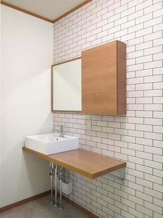 お気に入りの洗面空間はベッセルタイプの化粧台を設置