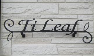 店舗名は「Ti Leaf」、アイアンの表札が扉とマッチ！