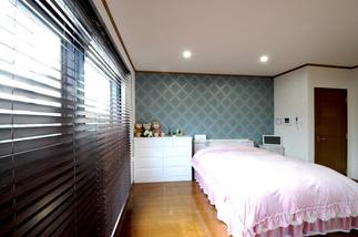 内装や家具と一緒に木製ブラインドを設置しました