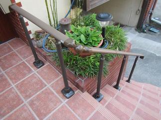 樹脂手すりを設置しました。