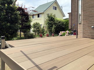 お部屋からの広がりも感じるデッキ空間