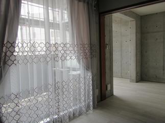 壁面も窓もデザインを統一