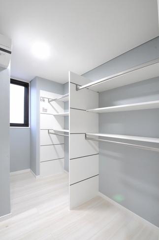 寝室奥にあるウォークインクローゼット【LIXIL  ヴィータスパネル】