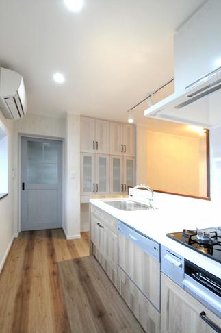 システムキッチンと食器棚は【LIXIL リシェルSI】