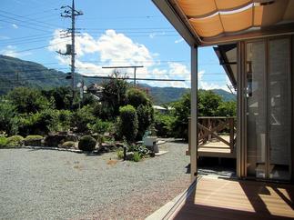 パネルを開放した状態（内部から庭を眺める）