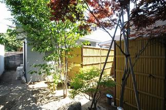 中庭は和の雰囲気