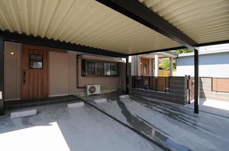 大型カーポートから連なる玄関