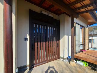 玄関は防犯性と断熱性を備えたリシェント引戸に交換