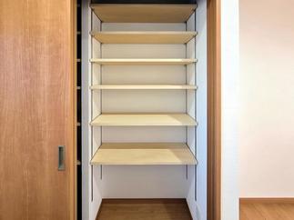 キッチン奥のパントリー