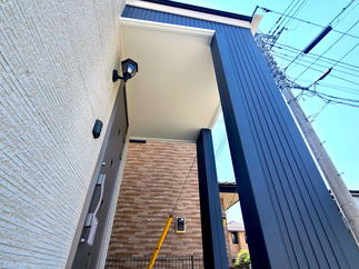 玄関にも屋根や天井ができました