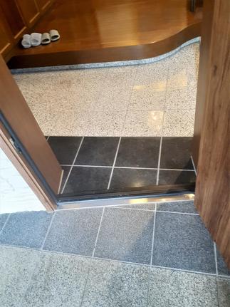 玄関床タイルは既存と交換部分とがアクセントになってオシャレ