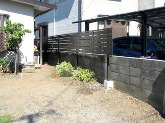 隣地との境にもルーバーフェンスを設置