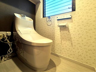 出入口と便器の向きを反転したトイレ空間