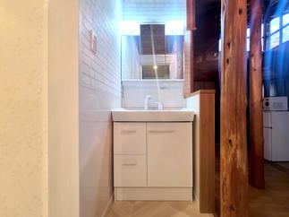 脱衣室をひろびろ利用するために洗面化粧台は室外へ設置