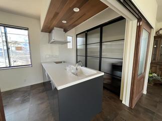 開放感のある対面キッチンと格子の扉