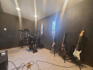 電子ドラム、ギター、アンプ。更にテーブルと椅子もレイアウト。