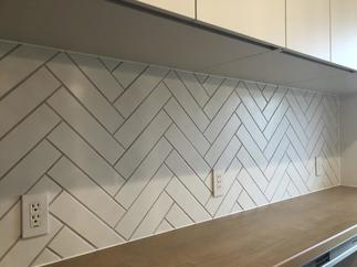 ヘリンボーン貼りの白いタイル