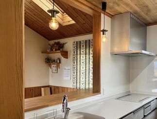 手元灯はペンダントライトを吊るして温かい光がキッチンを照らします。