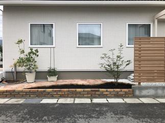 かわいい花壇とアプローチ