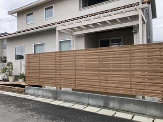 木目調フェンスとパーゴラ