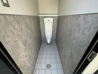 自動洗浄機能付きの小便器