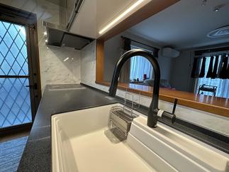 スタイリッシュなブラック水栓