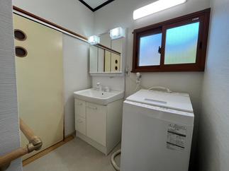 洗面室も明るい空間になりました。