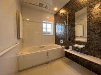 壁パネルを変えておしゃれな浴室になりました！