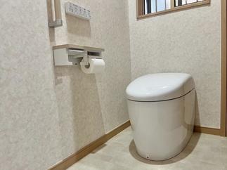 明るく清潔感のあるトイレになりました