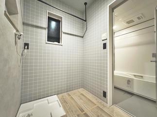 脱衣室はグレーでコーディネート。