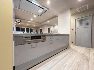 家族の顔を見ながら出来るキッチンスペース。