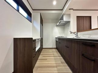 背面収納も設置して、対面キッチンになりました。