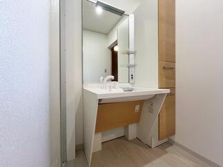 車いす対応の洗面化粧台