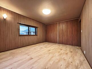 寝室の内装は木目を使って、落ち着いた雰囲気です