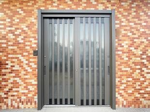 開け閉めしづらかった玄関引き戸を１日でリフォーム！（in中央市）