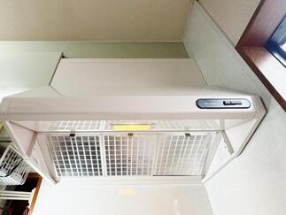 タカラスタンダードのレンジフードで、お手入れしやすく明るいキッチンに。