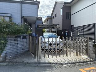 LIXIL伸縮門扉と開き門扉の組み合わせで防犯対策も安心です（甲府市）
