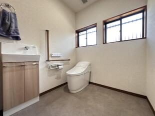 車いすでも安心して入れるトイレリフォーム。 バリアフリーで、家族みんなが使いやすい水まわりに！