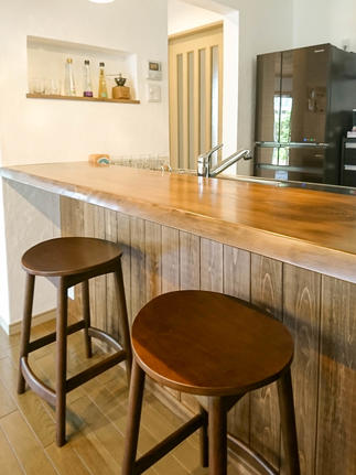 お気に入りのカウンターチェアーと漆喰の壁