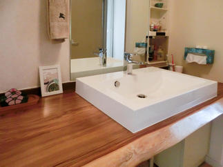 洗面台はこだわりの木材で。