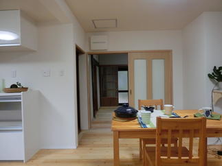 リビングから玄関へ