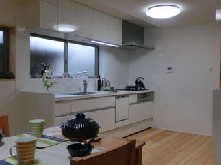 使い勝手のいいキッチンは白でまとめてすっきりと。-リシェル（LIXIL）