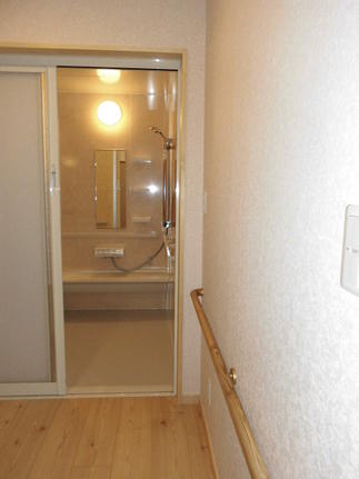 段差が無くなった脱衣室から浴室への動線