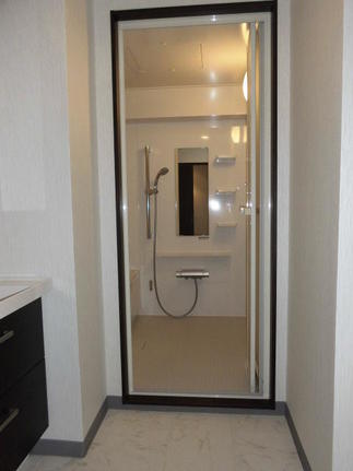 洗面脱衣から浴室へ