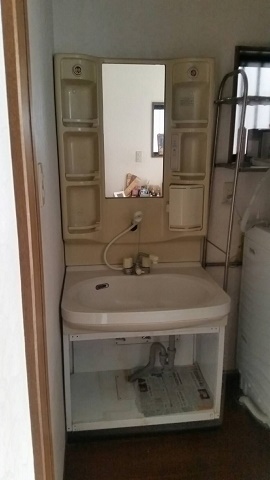 こちらが洗面化粧台のリフォーム写真です。【BEFORE】