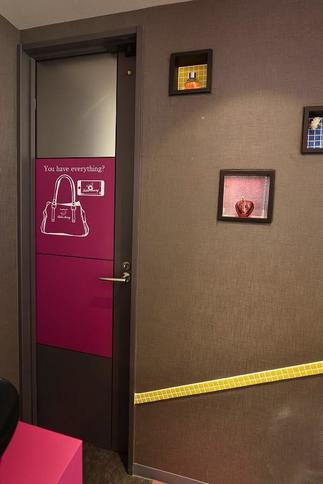 壁に埋め込んだニッチとカッティングシート