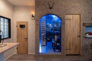 アールのガラスのワインセラー